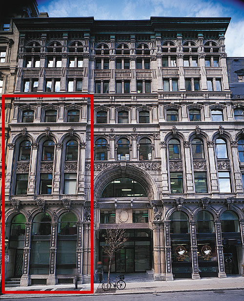 Dans le rectangle rouge, le vestige de la façade de l'ancien siège social de la Banque du Peuple.